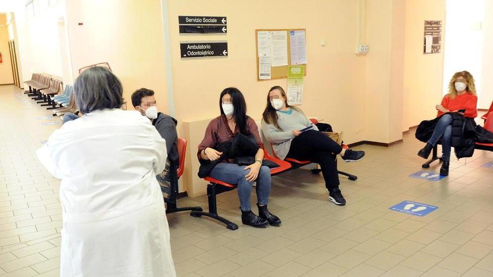 Persone in fila per il vaccino (foto Paolo Barlettani)