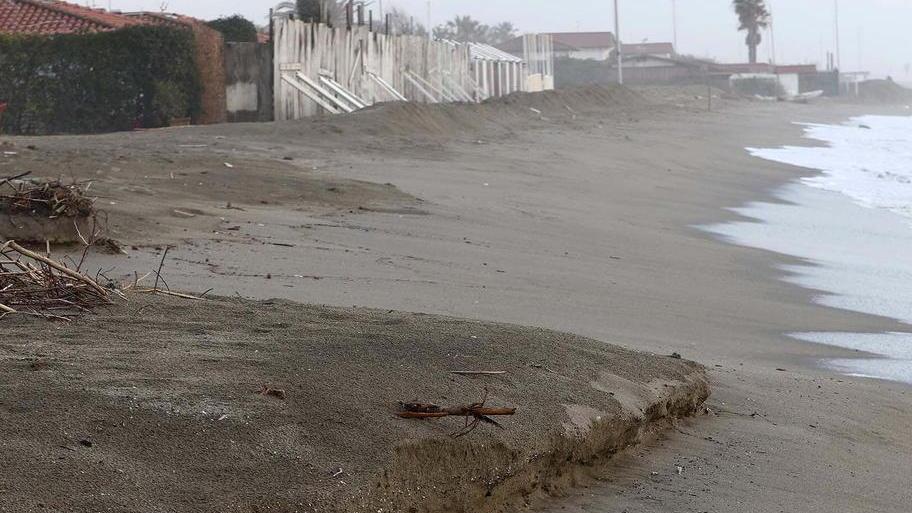 Ancora una mareggiata, è il colpo di grazia alla costa