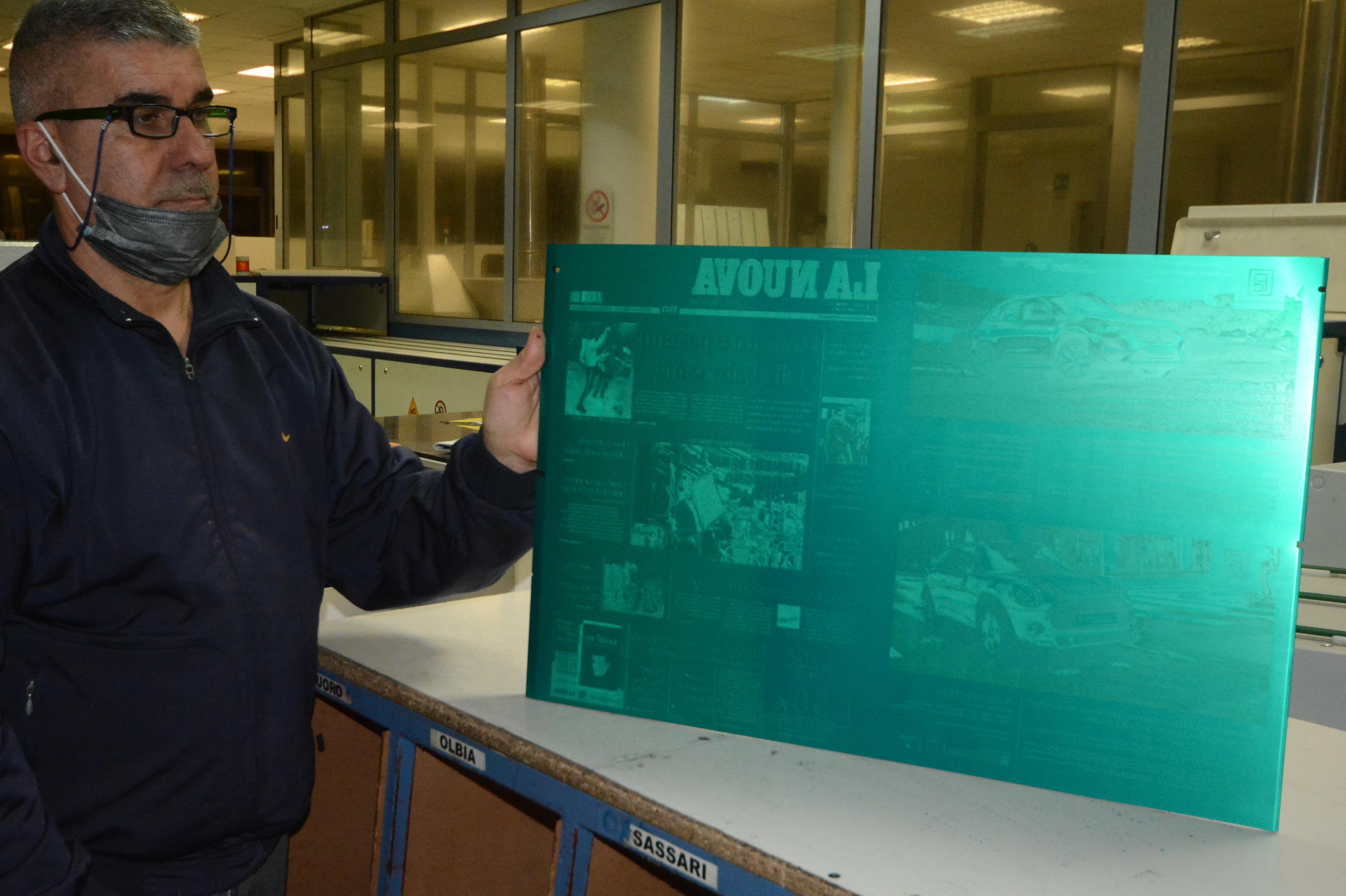 Nella foto di Mauro Chessa un momento della lavorazione del giornale in tipografia