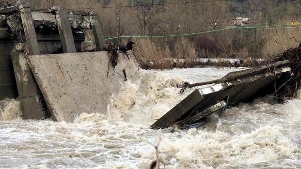Ponte di Albiano Magra: tutto ancora fermo E Striscia torna sul fiume