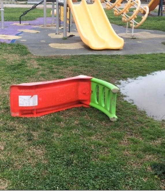 Erba alta e degrado nel parco giochi di Piano di Conca