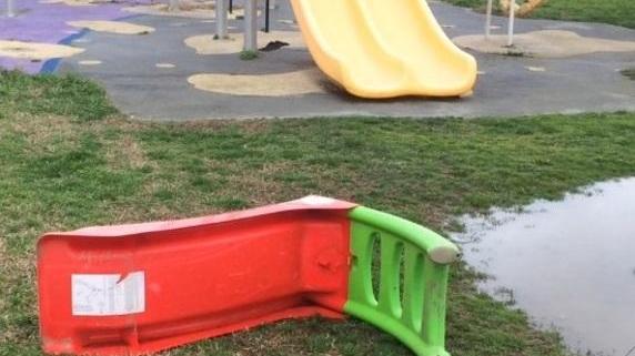 Erba alta e degrado nel parco giochi di Piano di Conca