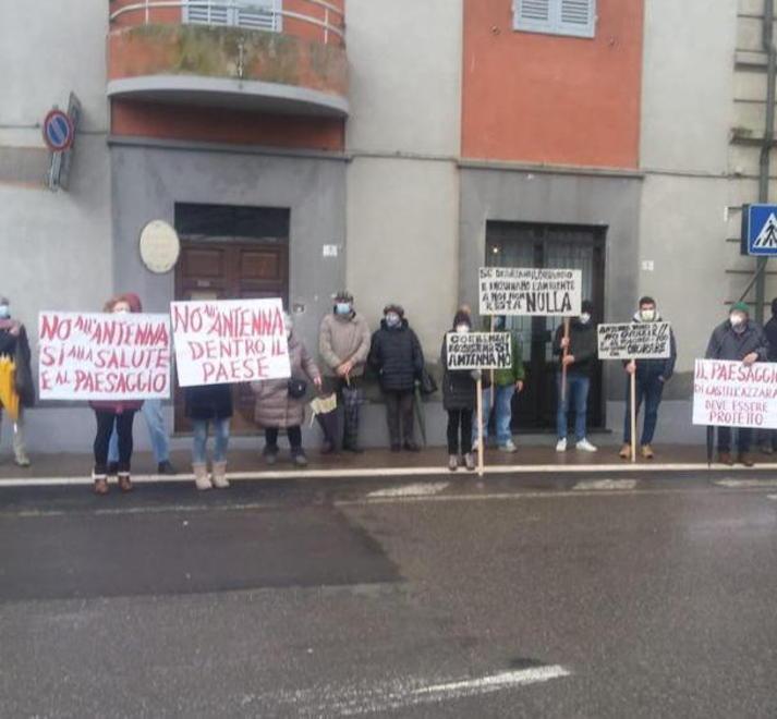 Protesta sotto al municipio contro l’antenna Windtre
