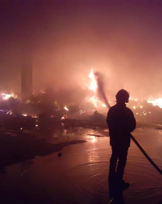 A fuoco i rifiuti nell’impianto di recupero Il sindaco: «Finestre chiuse e non uscite» 