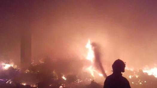 A fuoco i rifiuti nell’impianto di recupero Il sindaco: «Finestre chiuse e non uscite»