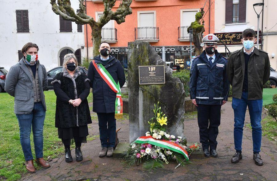 Mazzo di fiori al cippo dei martiri delle foibe