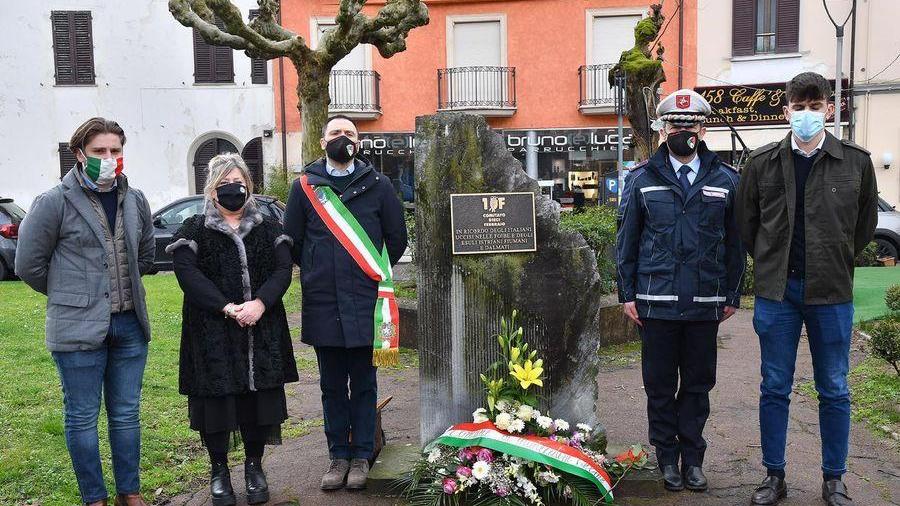 Mazzo di fiori al cippo dei martiri delle foibe