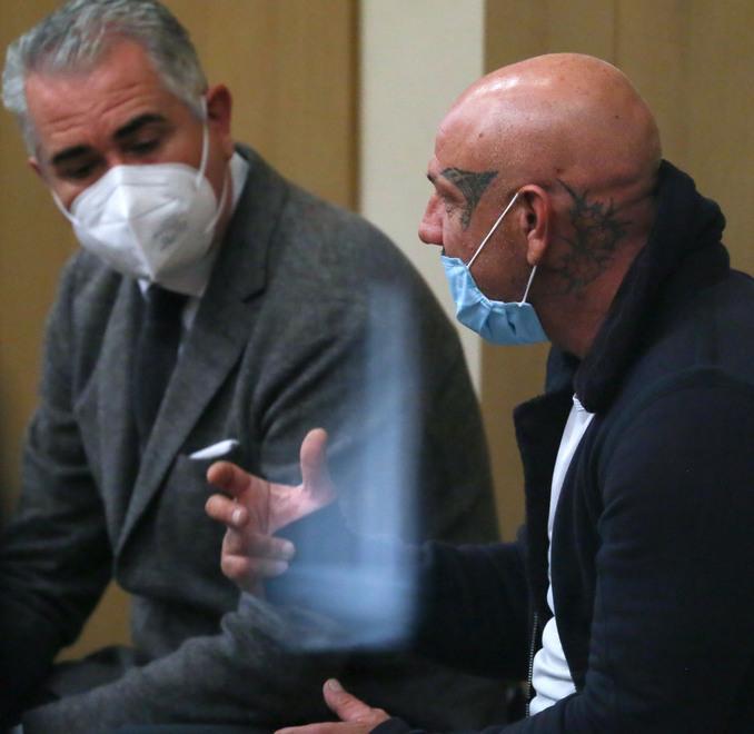 Luigi Giuliano (a destra) con il suo avvocato