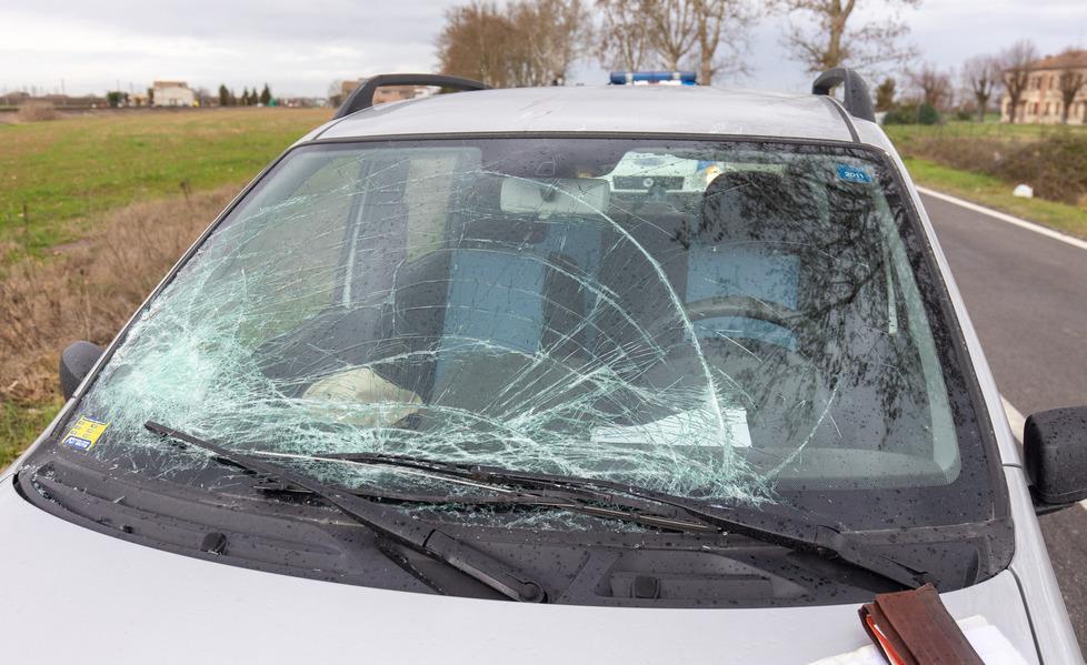 Con l’auto contro una sbarra del passaggio a livello