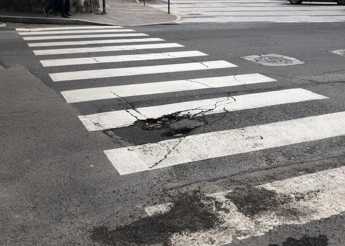 Via Vittorio Veneto tra buche e pericoli