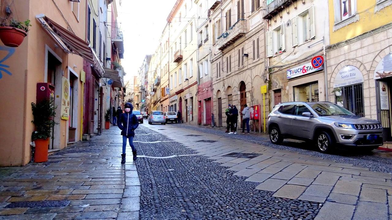 Lenzuoli bianchi sui balconi del centro storico