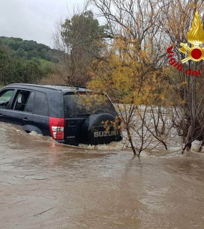 Rischiano di annegare nell’auto dentro il torrente 