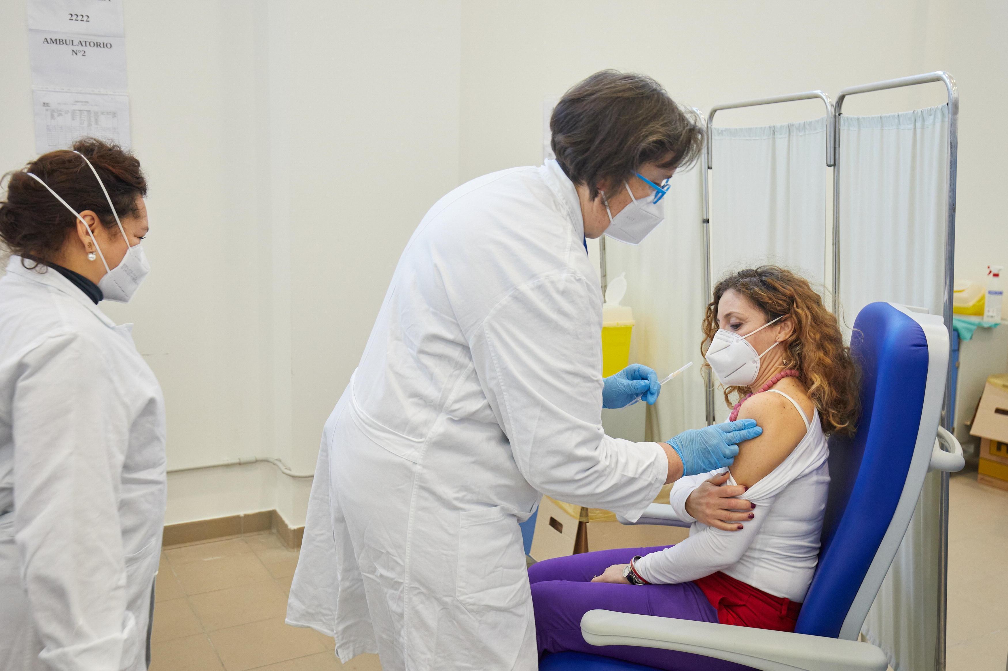 Vaccino in Toscana, via alle dosi per 320mila anziani. Attesa per la decisione sulla zona arancione 