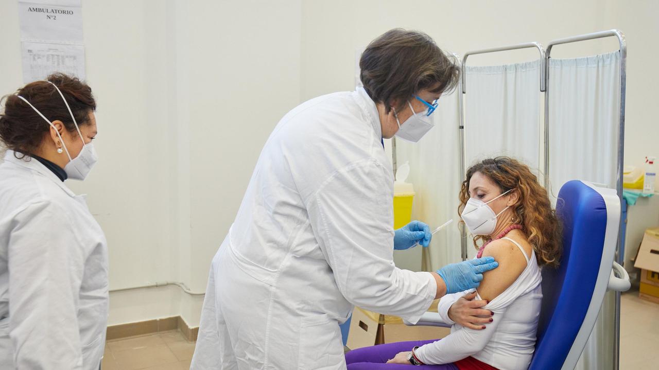 Vaccino in Toscana, via alle dosi per 320mila anziani. Attesa per la decisione sulla zona arancione