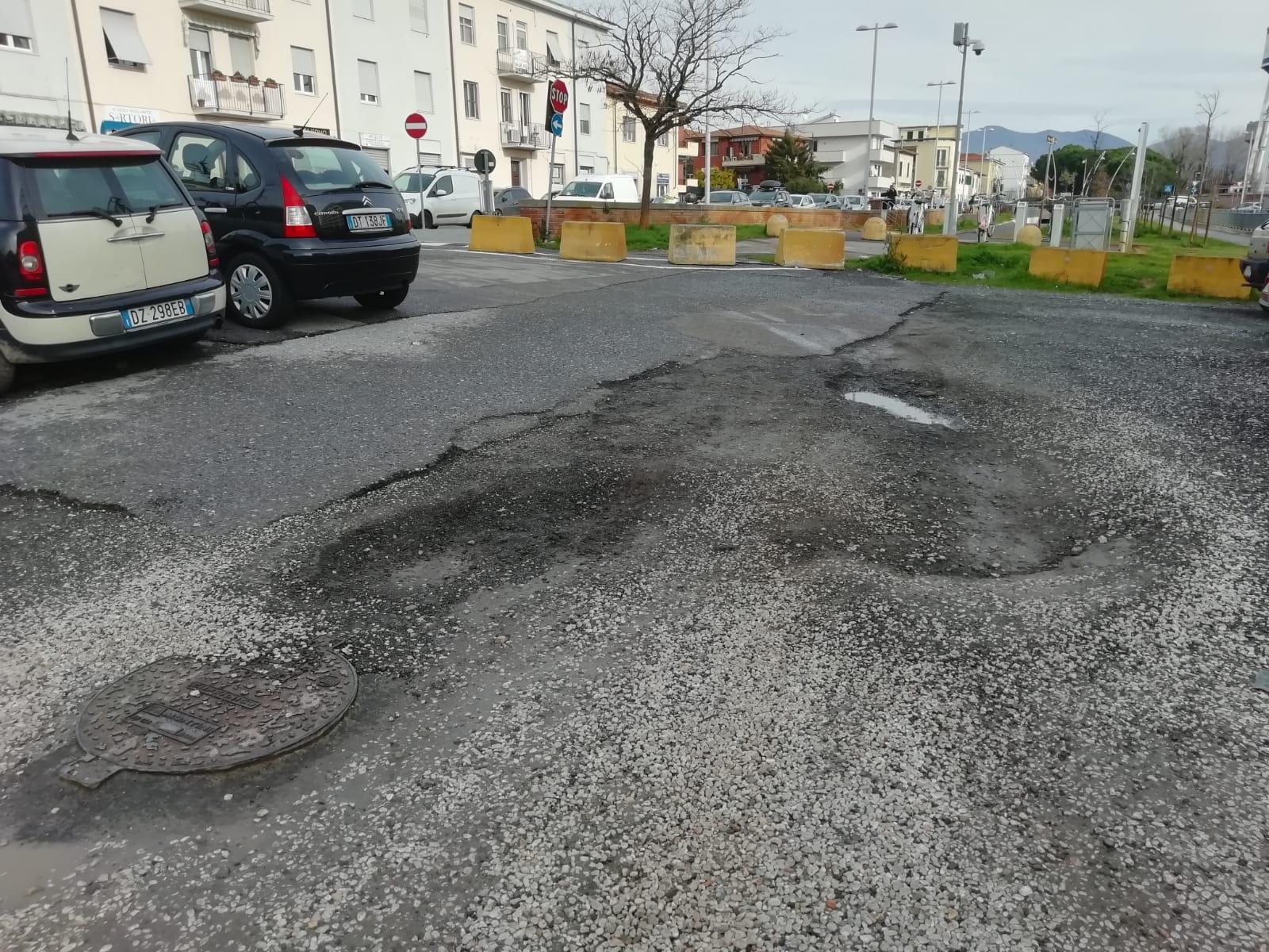 Porta a Mare, asfalto disastrato in via del Chiassatello