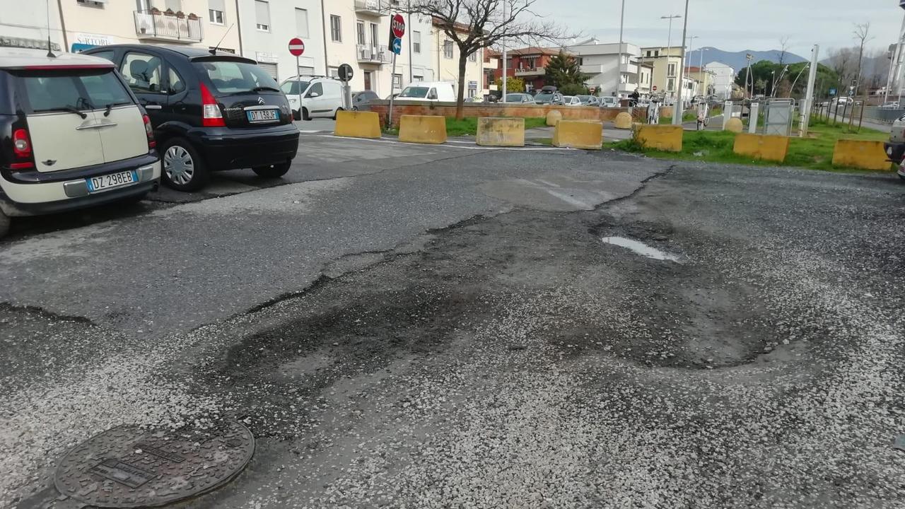 Porta a Mare, asfalto disastrato in via del Chiassatello