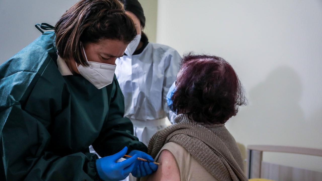 La vaccinazione di un’anziana in una Rsa. Da lunedì inizierà la somministrazione a tutti gli over 80