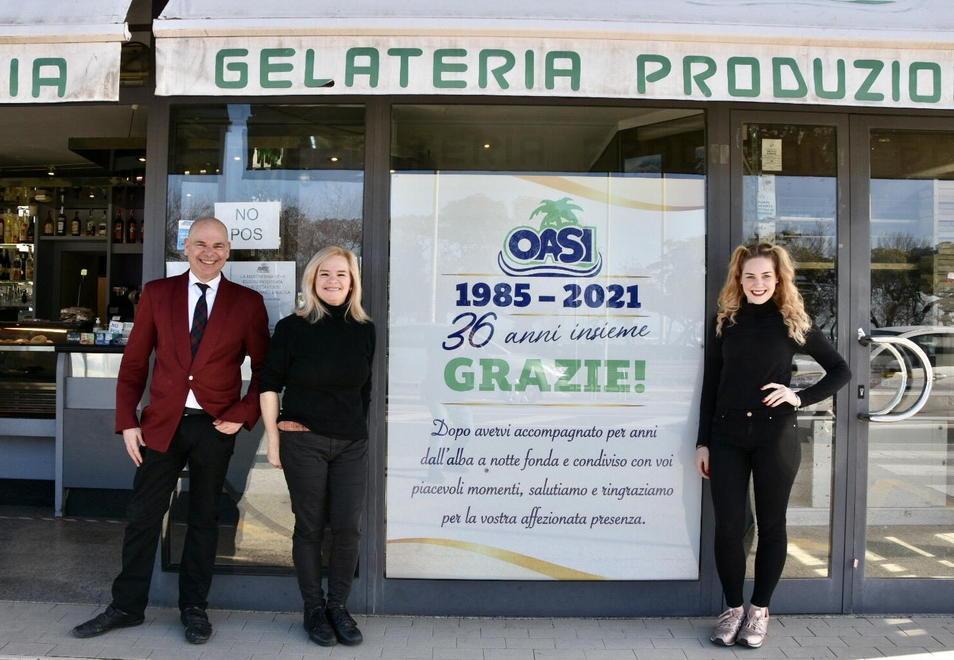 Stefano e Patrizia Faccin con Aurora Chistoni davanti al bar “Oasi”