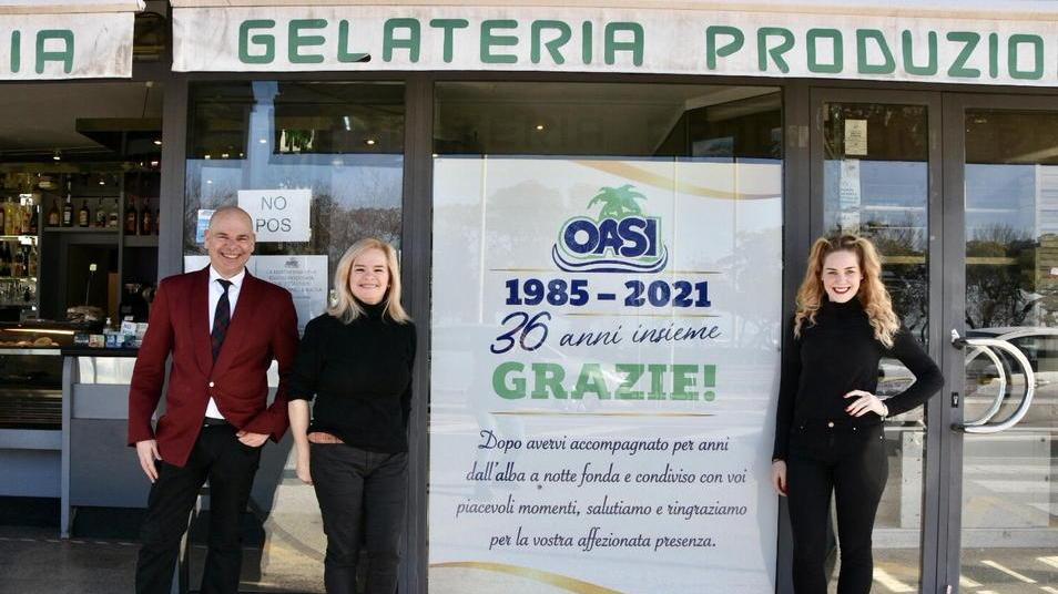 Stefano e Patrizia Faccin con Aurora Chistoni davanti al bar “Oasi”