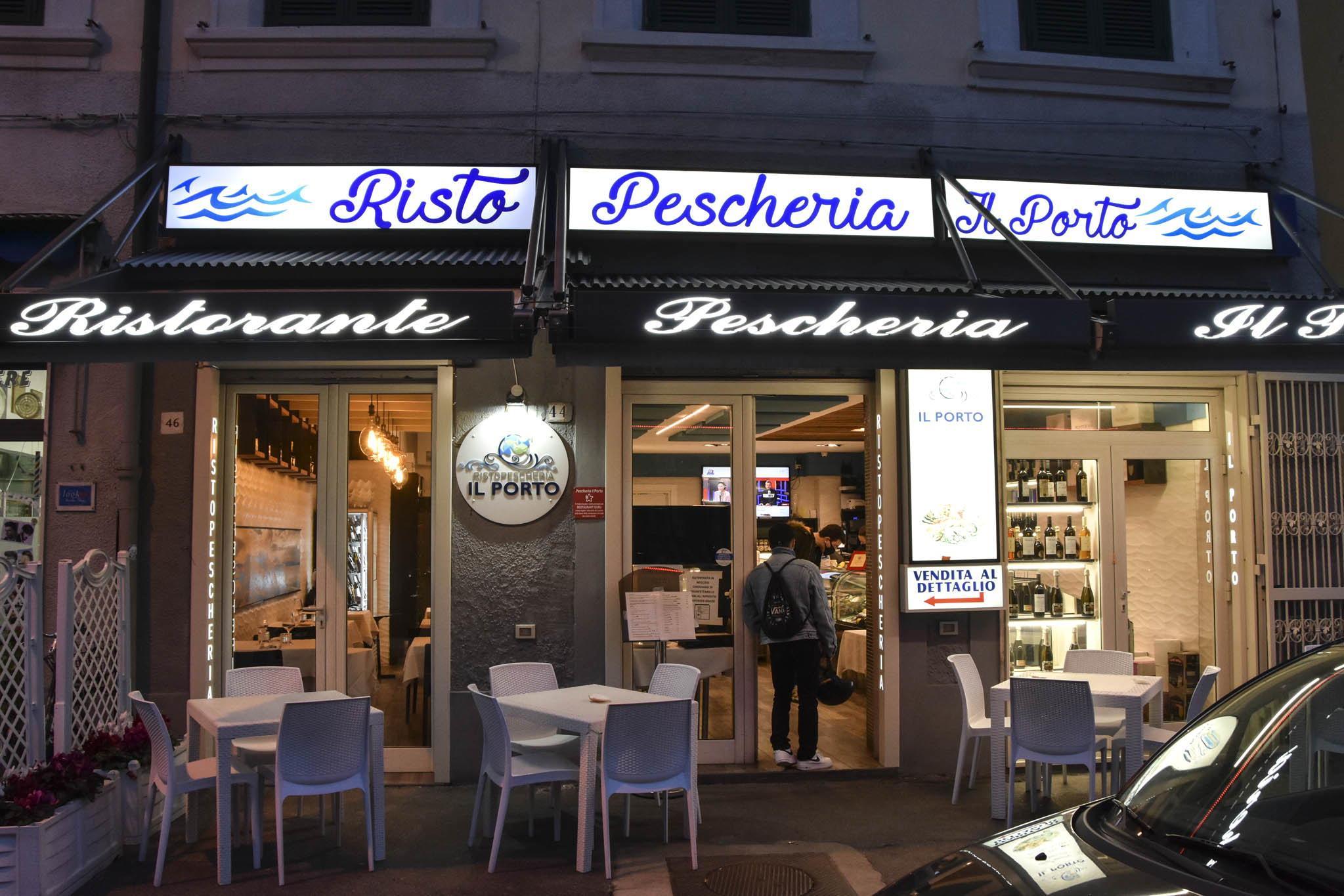 L’esterno della risto-pescheria “Il Porto”