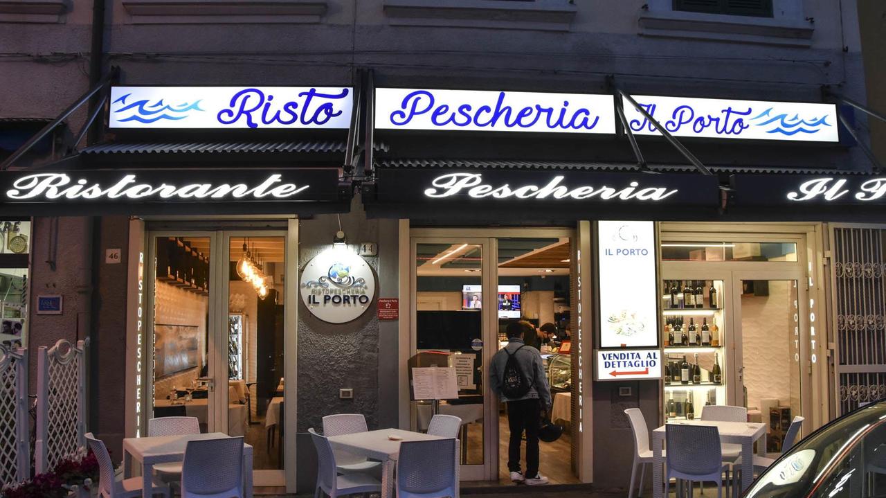 L’esterno della risto-pescheria “Il Porto”