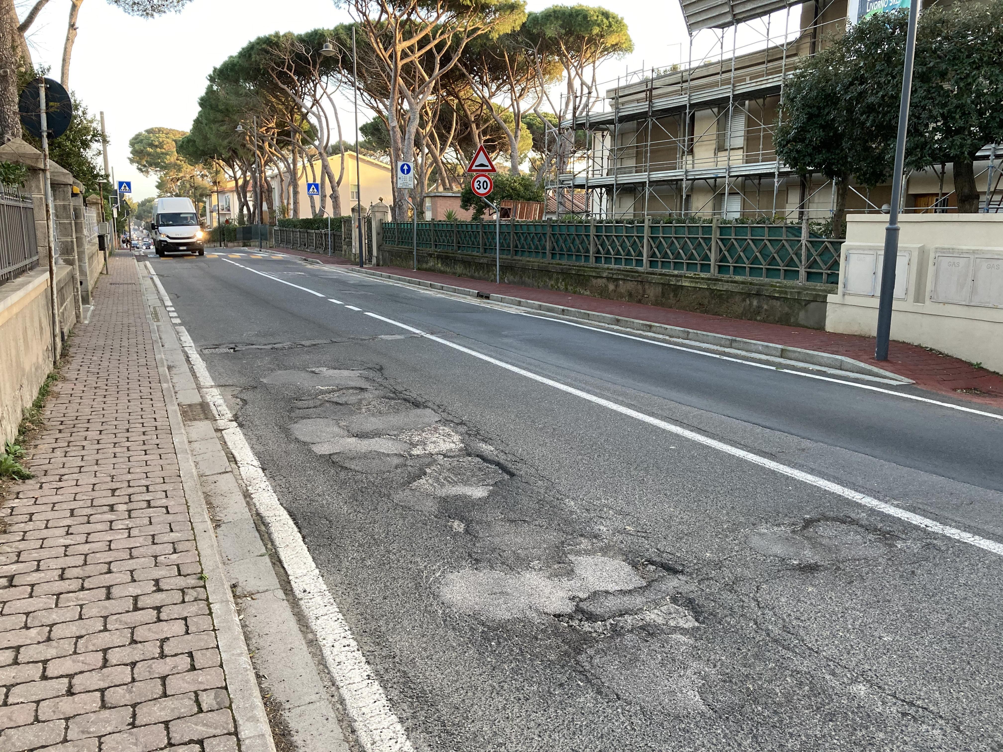 Aurelia da asfaltare a Castiglioncello: per un mese a senso unico alternato 