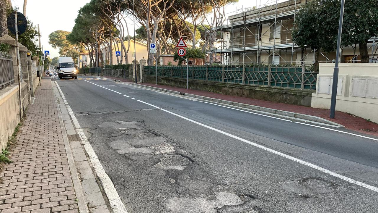 Aurelia da asfaltare a Castiglioncello: per un mese a senso unico alternato