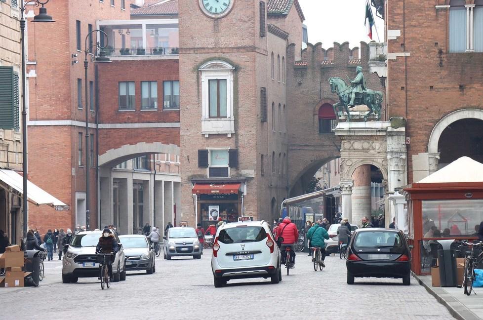 Ferrara. Troppi furgoni in corso Martiri 