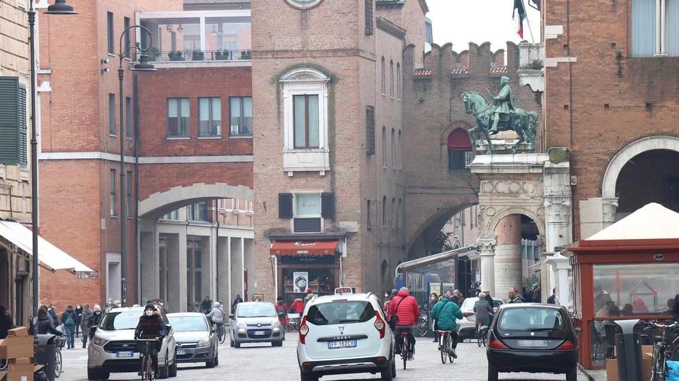 Ferrara. Troppi furgoni in corso Martiri