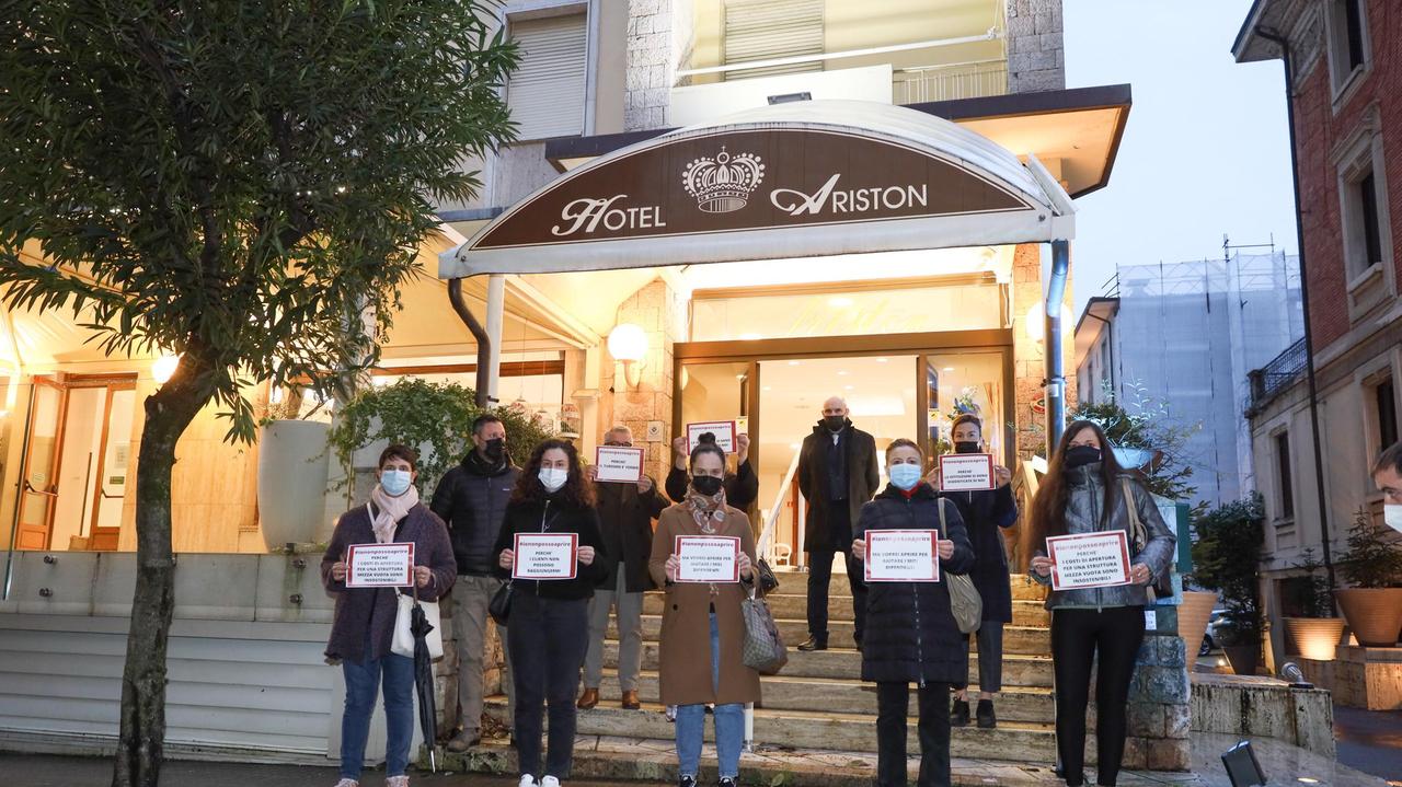 La recente protesta che vedeva insieme gli albergatori e i lavoratori stagionali