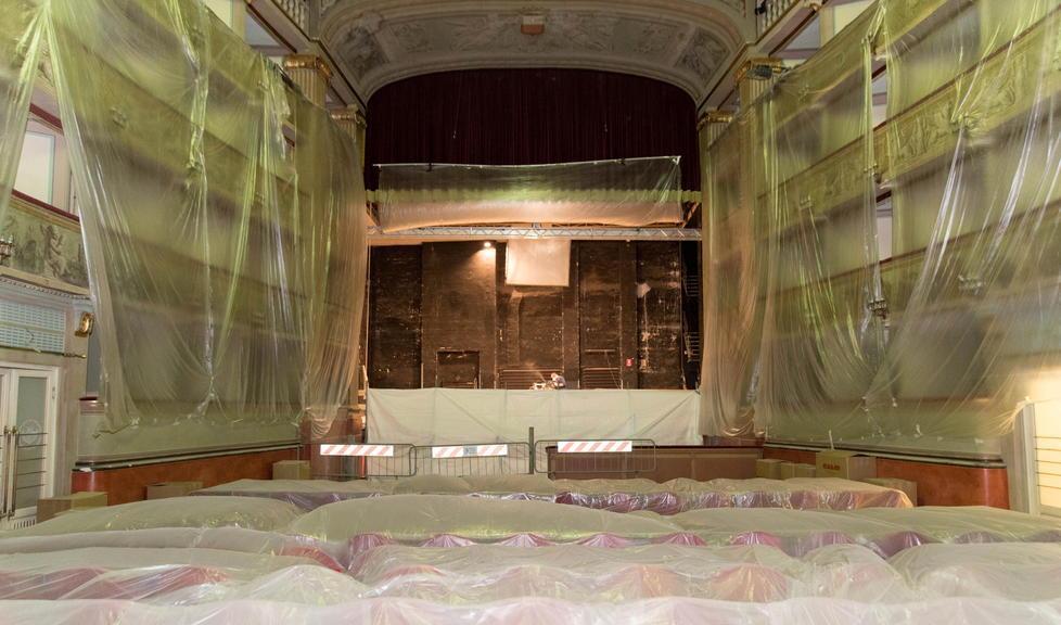Una veduta interna completa del teatro del Giglio con i lavori ancora in corso