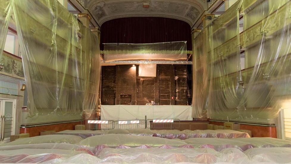 Una veduta interna completa del teatro del Giglio con i lavori ancora in corso
