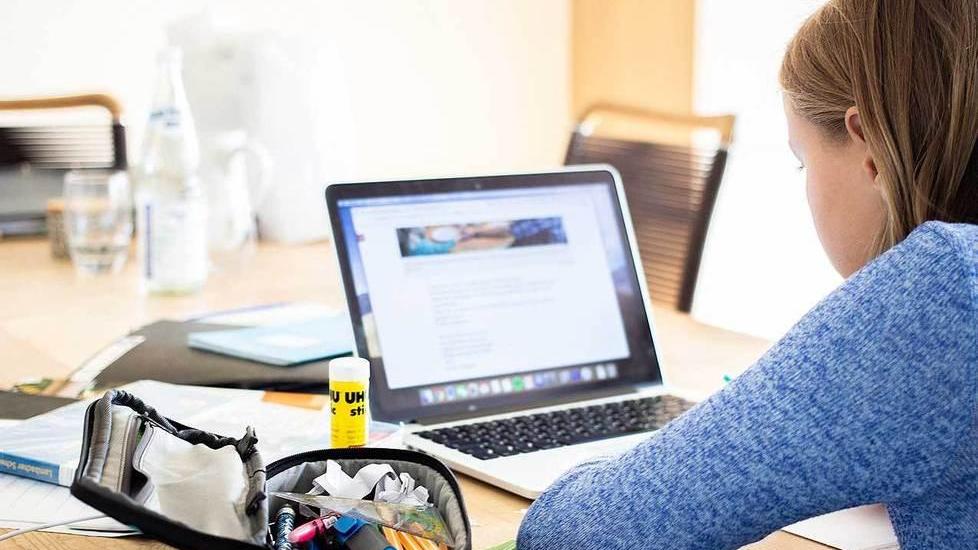Una studentessa segue le lezioni scolastiche da casa (Foto d’archivio)