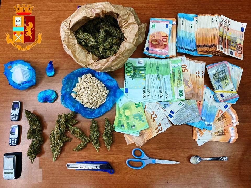 Soldi e droga in casa di una coppia di Cagliari (foto Mario Rosas)