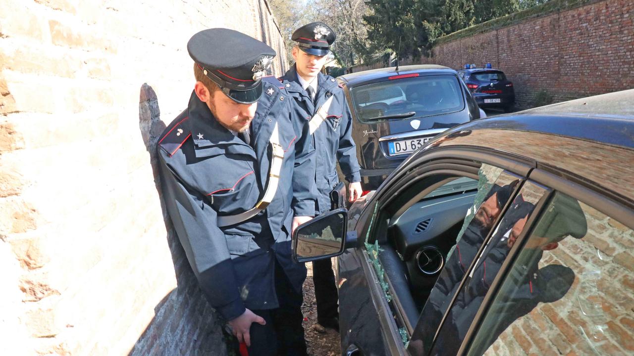 Rubò la borsa di una 60enne dall'auto davanti all'asilo, denunciato