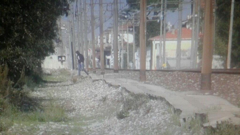 I binari di Torre del Lago dove si consuma lo spaccio di droga (foto d'archivio)