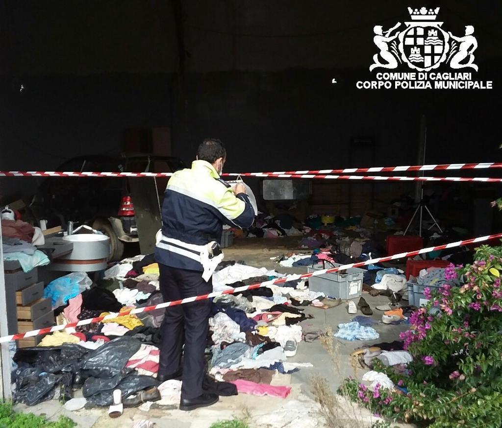La polizia locale di Cagliari durante il sequestro dei due ettari di discarica non autorizzata