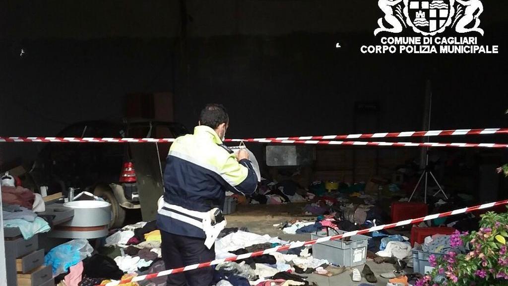 La polizia locale di Cagliari durante il sequestro dei due ettari di discarica non autorizzata