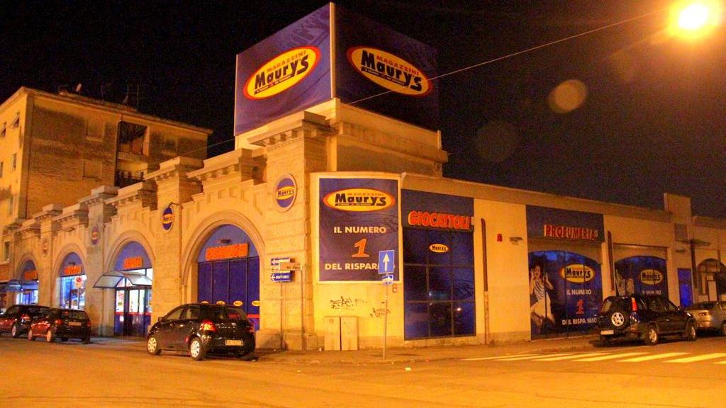 Ruba creme e profumi dal negozio e sfila il portafogli a una cliente: arrestata