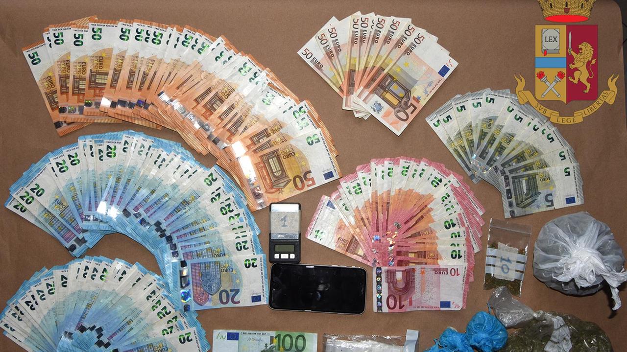 Modena, oltre un etto di marijuana e 5mila euro in contanti in casa. Arrestato 31enne