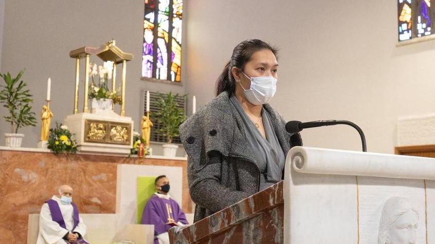 Leanne Sta Ana parla durante la cerimonia funebre per il marito, travolto e ucciso da un’auto (Foto Nucci)