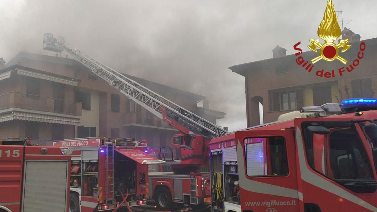 Savignano, rogo sul tetto di un condominio: danneggiati 10 appartamenti