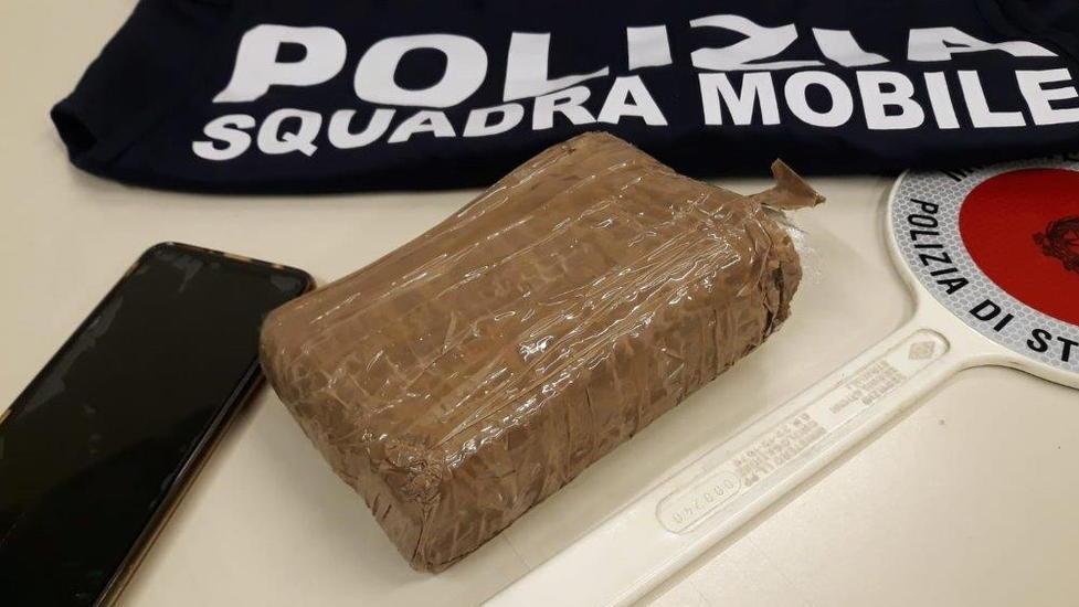 Il cellulare e la confezione di eroina da 549 grammi sequestrati dalla squadra mobile