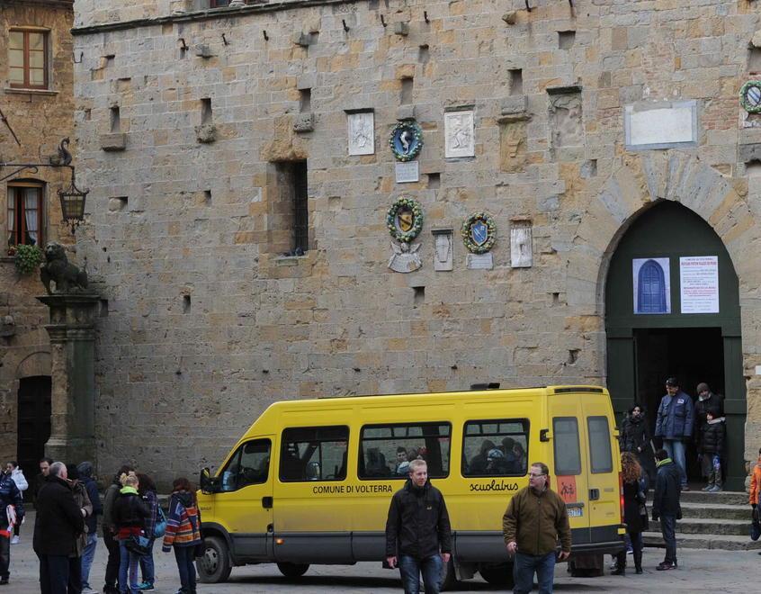 Uno scuolabus in piazza dei Priori a Volterra (Foto Franco Silvi)