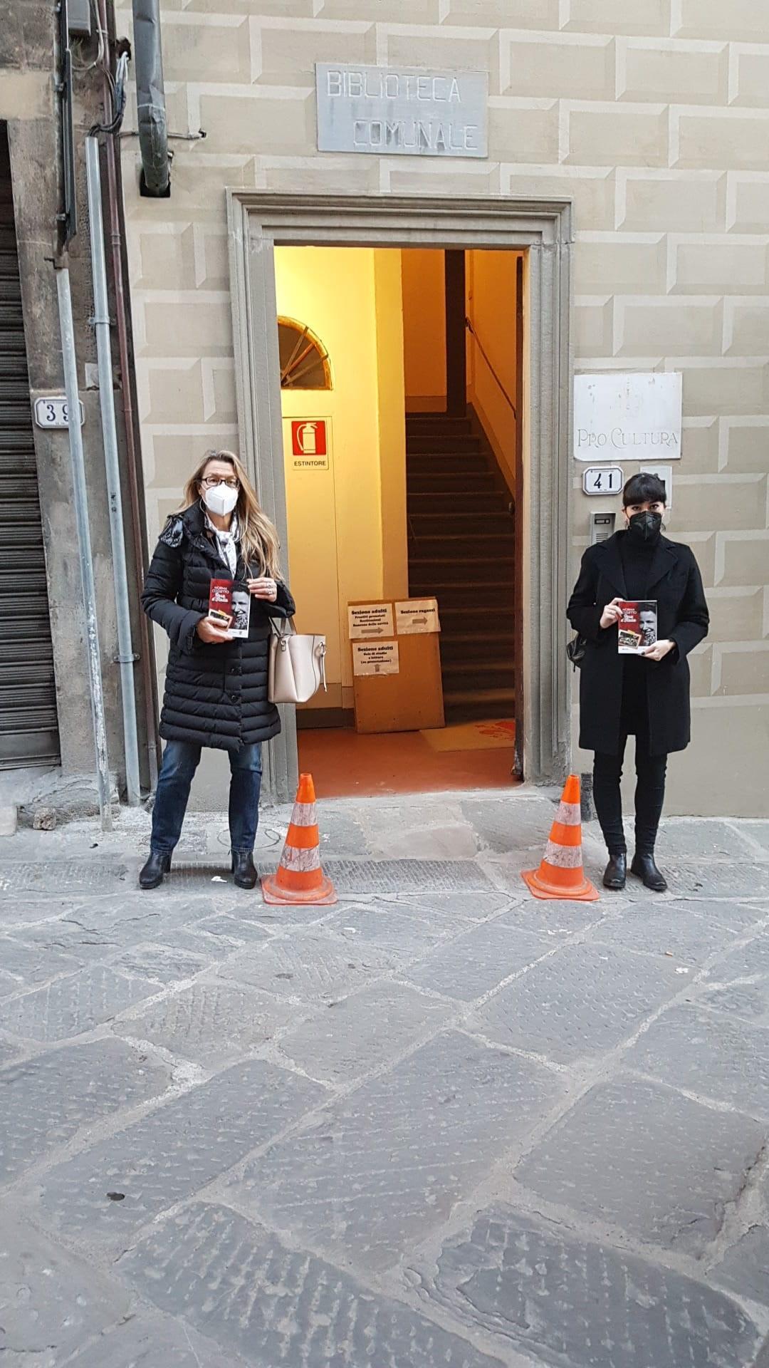 Lucia Masini e Caterina Burgassi davanti alla biblioteca