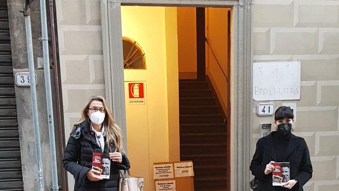 Lucia Masini e Caterina Burgassi davanti alla biblioteca