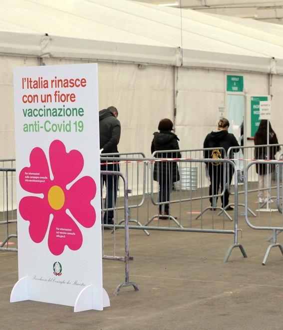Reggio Emilia, slittano le vaccinazioni Covid per insegnanti e studenti: «Darà il via la Regione» 