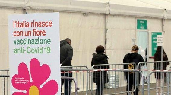 Reggio Emilia, slittano le vaccinazioni Covid per insegnanti e studenti: «Darà il via la Regione»