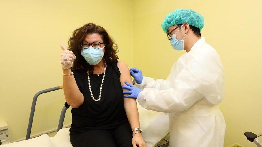 La professoressa di diritto all’istituto Forti di Monsummano, Silvia Cardelli, alza il pollice per significare che è la prima ad essere vaccinata (Foto Nucci)