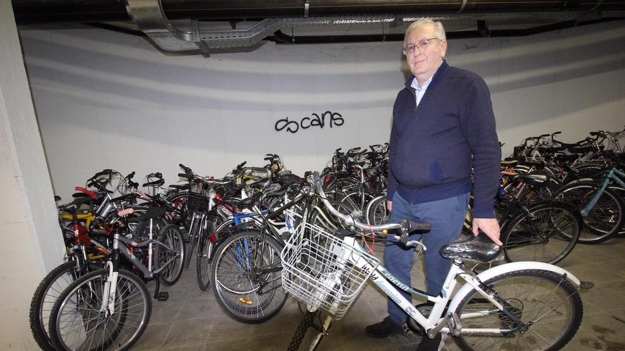 Il preside Paolo Cipriani nell'officina laboratorio di biciclette dell'istituto Marconi